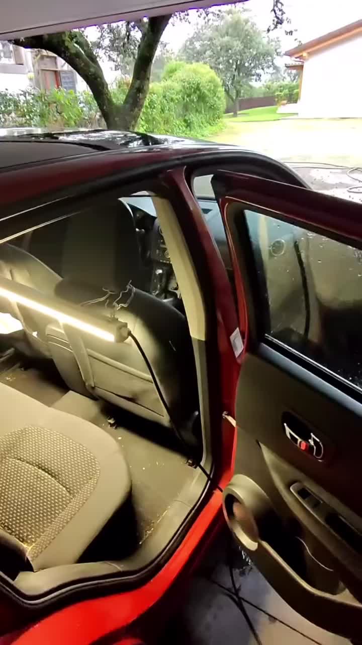 Interior del mismo coche antes de la limpieza