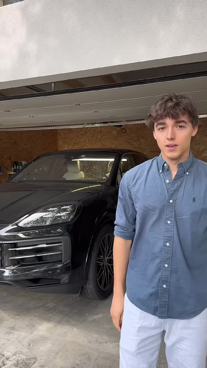 Presentación de Torredetail junto a un Porsche